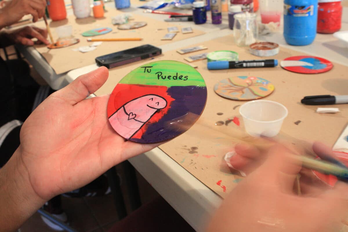El programa que impulsa una ONG mexicana para impartir clases de artesanía a migrantes