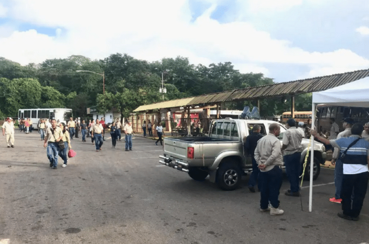 Trabajadores de la Ferrominera del Orinoco se encadenaron en sede de la Defensoría del Pueblo en Caracas