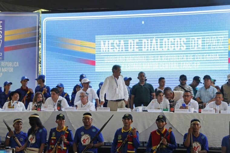 Gobierno colombiano y disidencia de las FARC acordaron cese al fuego e inicio de diálogos de paz