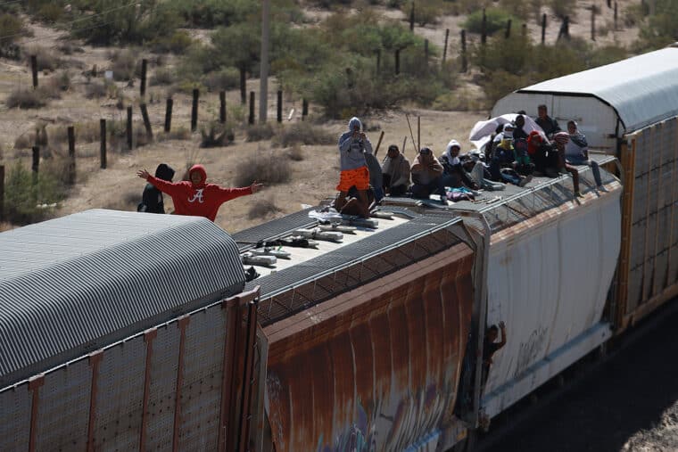 Miles de migrantes arriesgan sus vidas en trenes de México para llegar a EE UU
