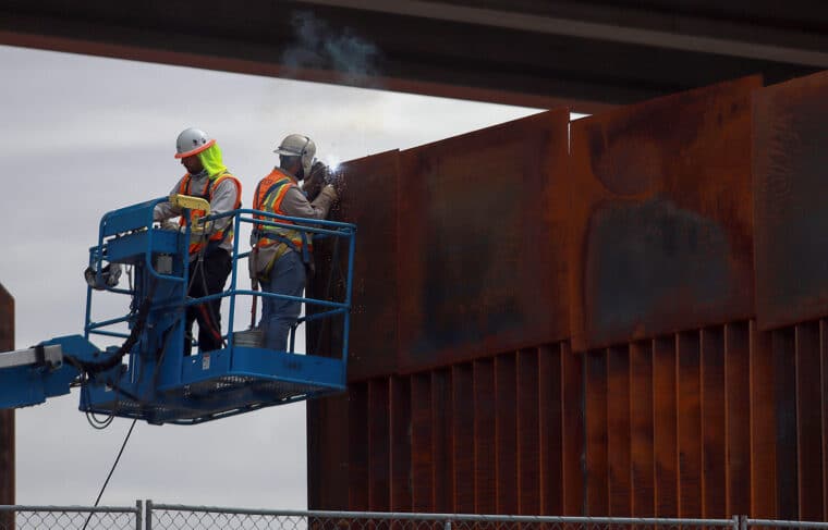 EE UU comenzó trabajos para reforzar el muro fronterizo con México 