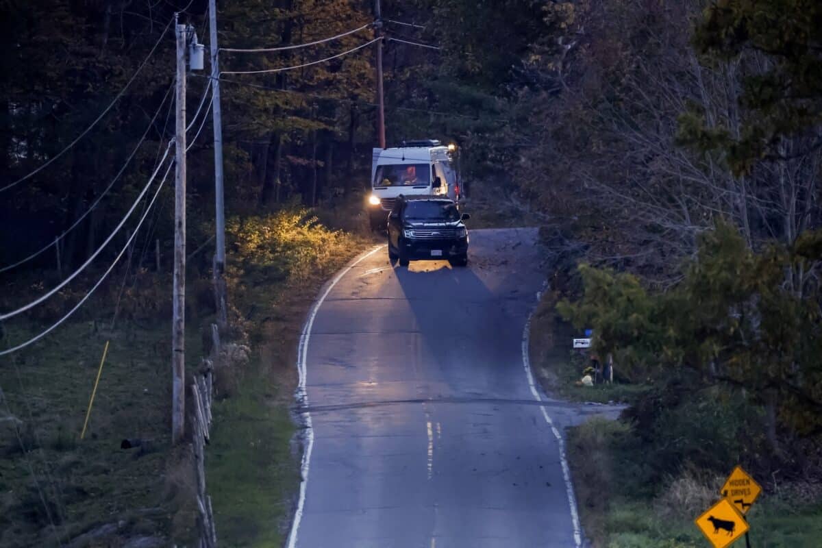 Al menos 80 agentes del FBI buscan al principal sospechoso del tiroteo en Maine