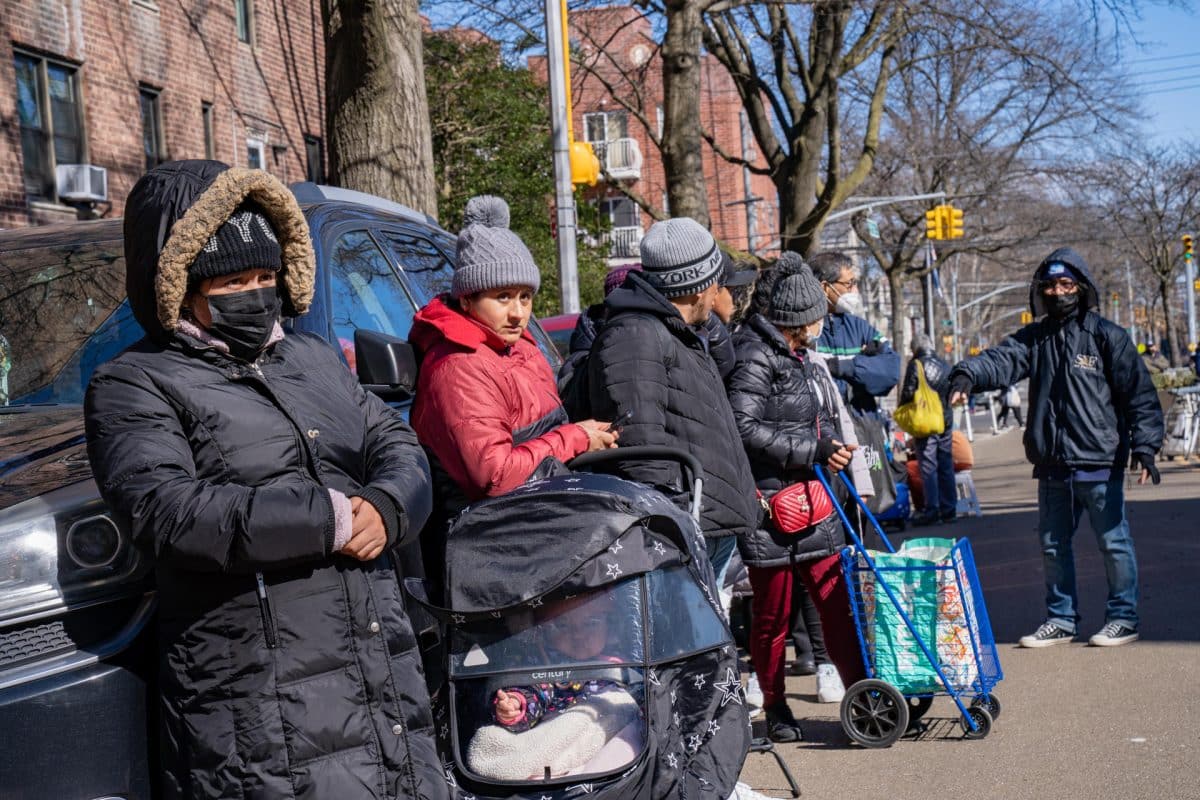 Nueva York ofrece boletos aéreos gratis a migrantes para que abandonen la ciudad