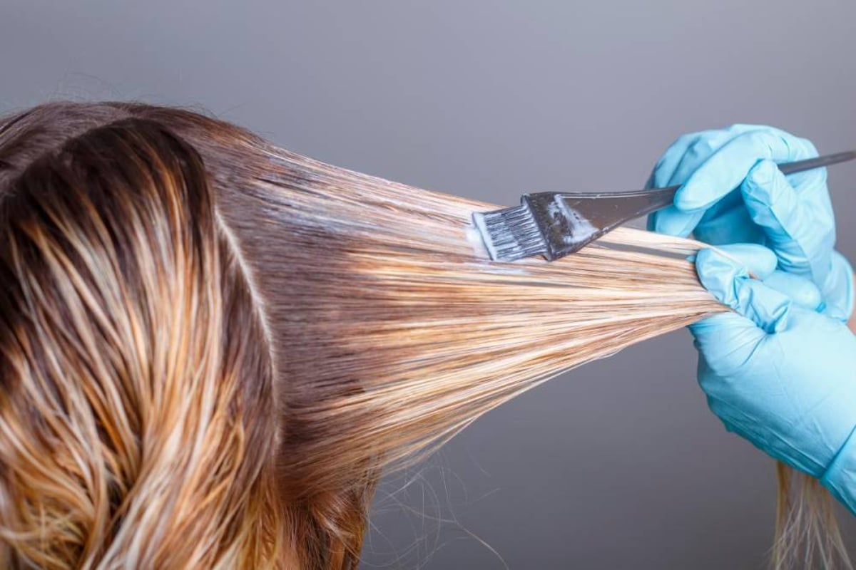 Evalúan prohibir los alisadores de cabello con sustancias químicas: ¿a qué se debe la medida?