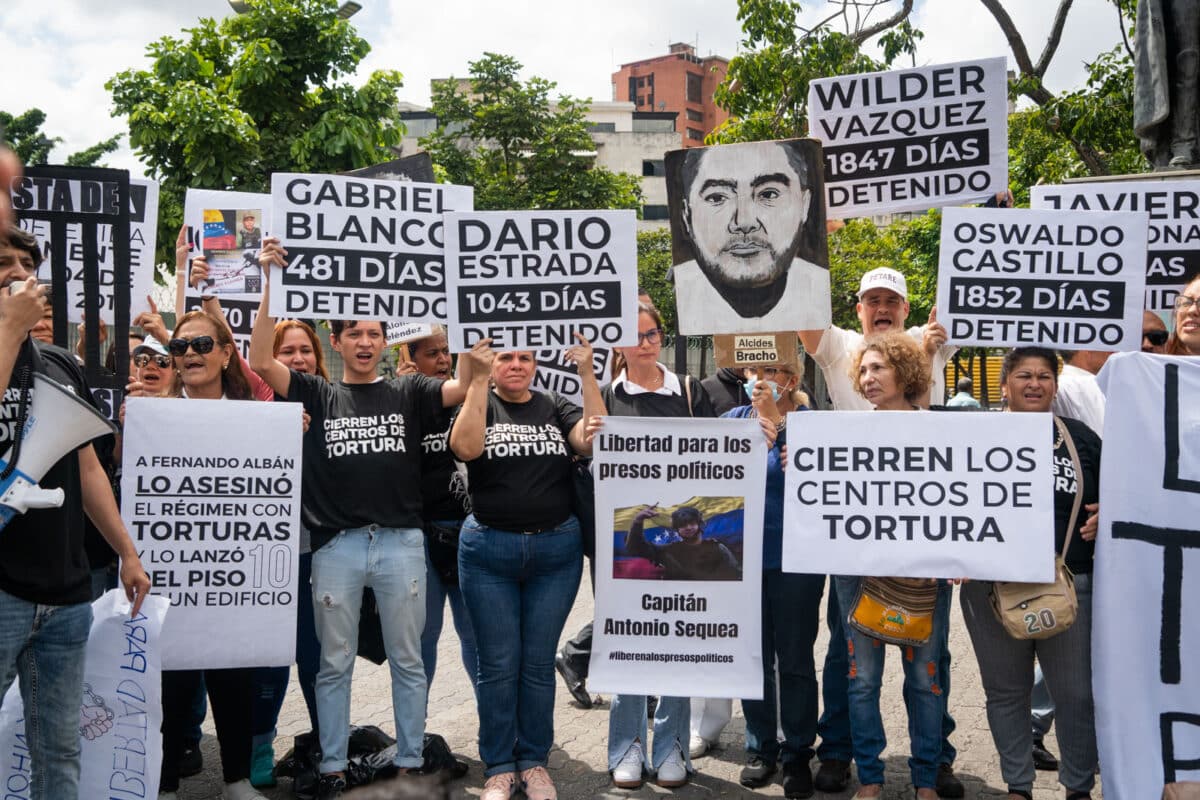 Protesta, Plaza Brión de Chacaito, ONG Voces de la Memoria, cierre de los centros de tortura en Venezuela, El Diario, Jose Daniel Ramos