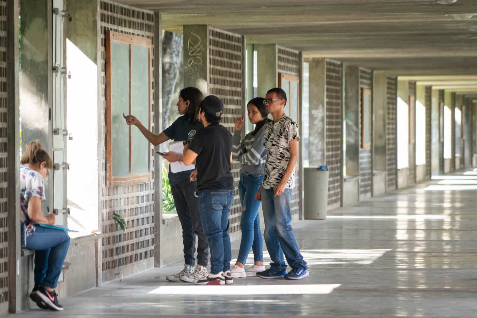 Encuesta estudiantes UCV, Uso beca universitaria, Gastos estudiantiles UCV, Compras con beca universitaria, Estudiantes y becas UCV, UCV gastos estudiantiles, Finanzas estudiantiles UCV, Uso de becas en la UCV, Compras estudiantiles con beca, Estudio de gastos UCV, Encuesta becas estudiantes, Beca universitaria y gastos, Necesidades estudiantiles UCV, Administración de becas UCV, Gastos típicos estudiantes UCV, Comportamiento financiero estudiantil UCV, Encuesta económica estudiantes UCV, Uso responsable de becas, Estudiantes UCV y presupuesto, Prioridades de gastos con beca UCV