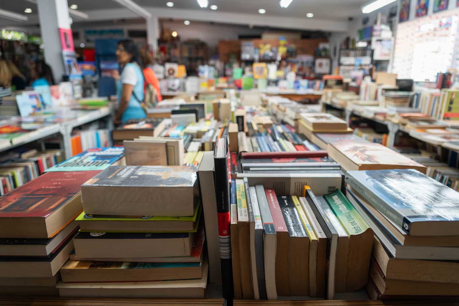 Librerías en Caracas, Libros en Caracas, Libros independientes, Libros venezolanos, Rutas literarias Caracas, Cultura literaria en Caracas, Tiendas de libros en Caracas, Lugares para comprar libros en Caracas, Librerías históricas Caracas, Explorando la escena literaria de Caracas, Joyas literarias en Caracas, Rincones literarios en la ciudad, Comunidad de lectores en Caracas, Libros raros Caracas, Actividades literarias Caracas, Eventos literarios en Caracas, Literatura venezolana contemporánea, Libros recomendados Caracas, Bibliotecas independientes Caracas, Caracas literaria: un recorrido por librerías