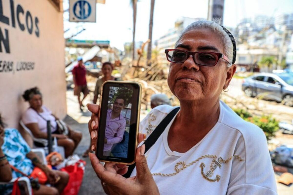 Las mujeres que esperan en el malecón de Acapulco a que el mar devuelva a sus familiares tras el huracán Otis