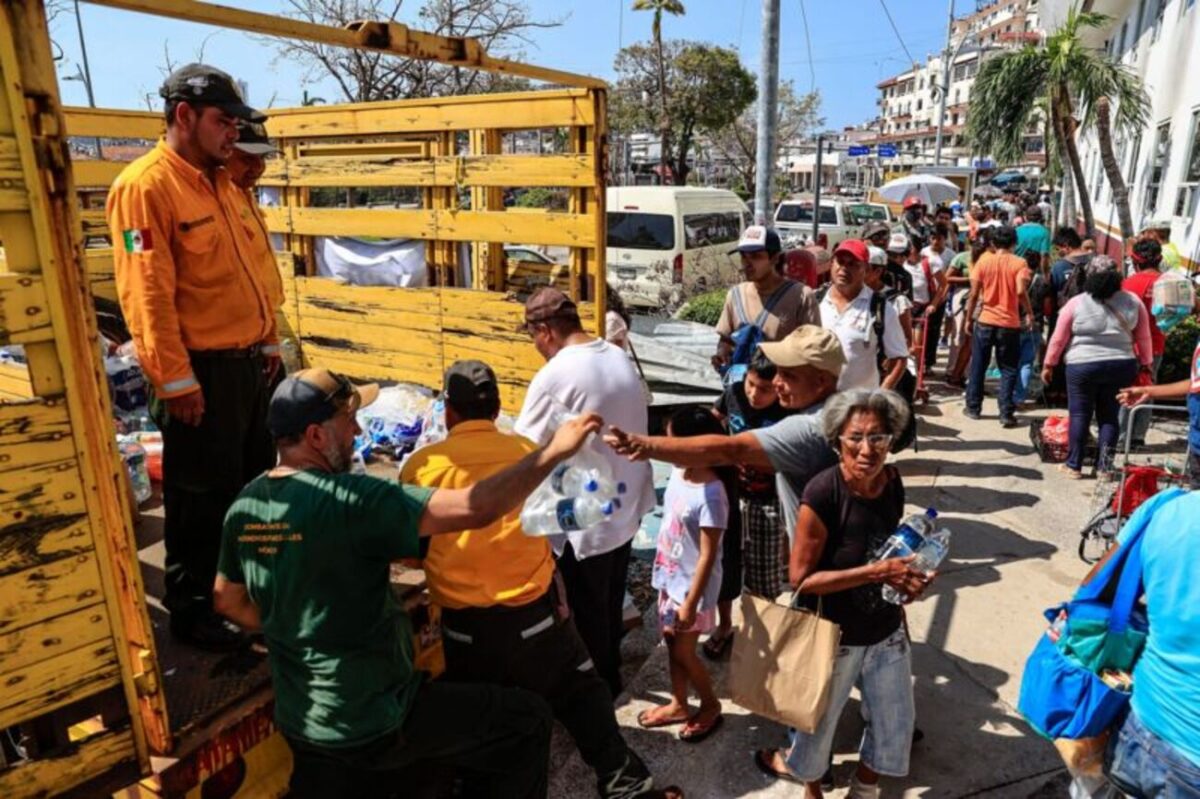 Las mujeres que esperan en el malecón de Acapulco a que el mar devuelva a sus familiares tras el huracán Otis