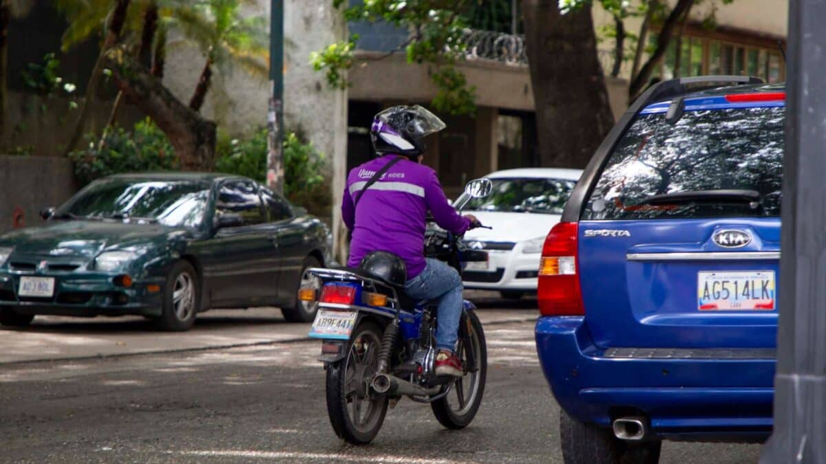Motorizados de la empresa Yummy Rides protestaron en Caracas por mejoras laborales