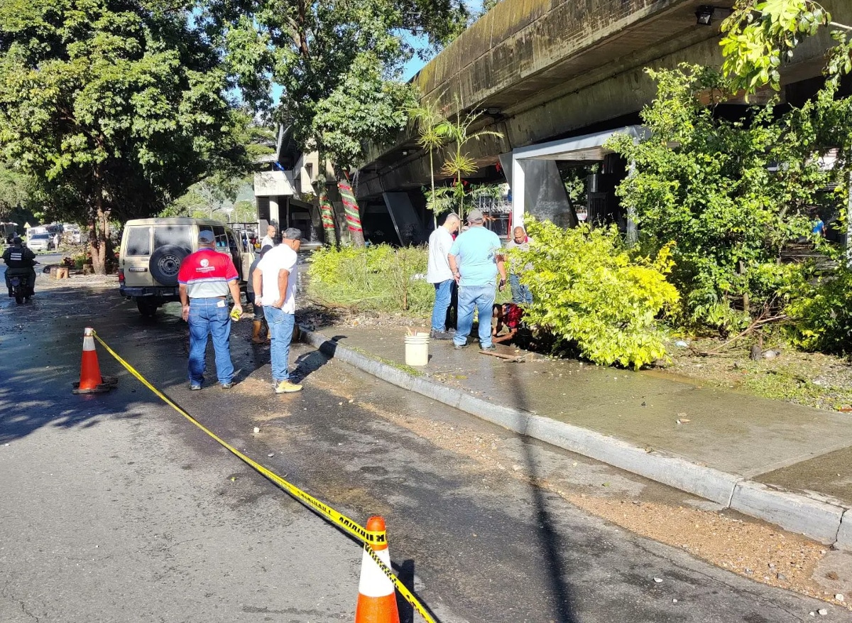 Denuncian rotura de tubería en la avenida principal de la UD-3 en Caricuao 