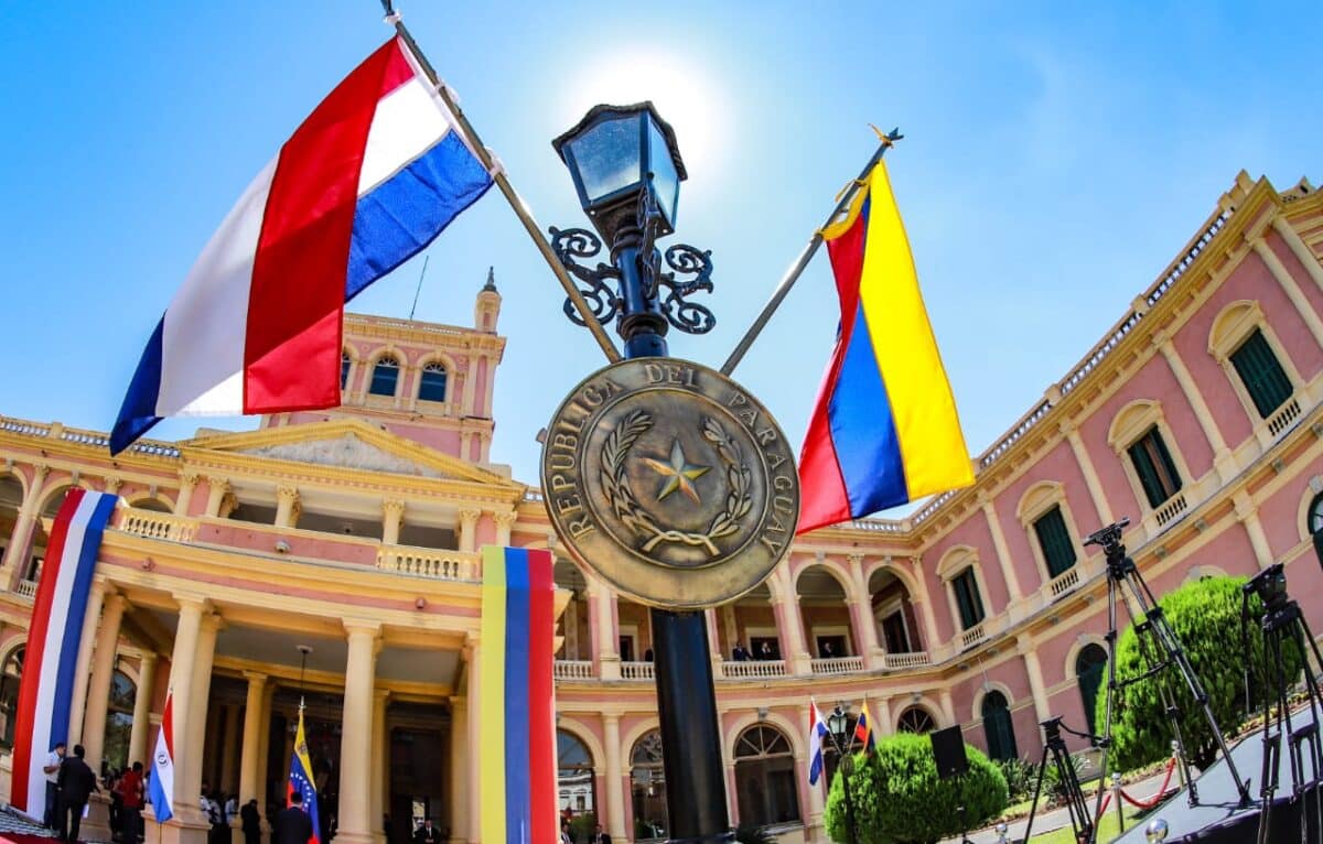 Venezuela restablecerá relaciones diplomáticas con Paraguay 