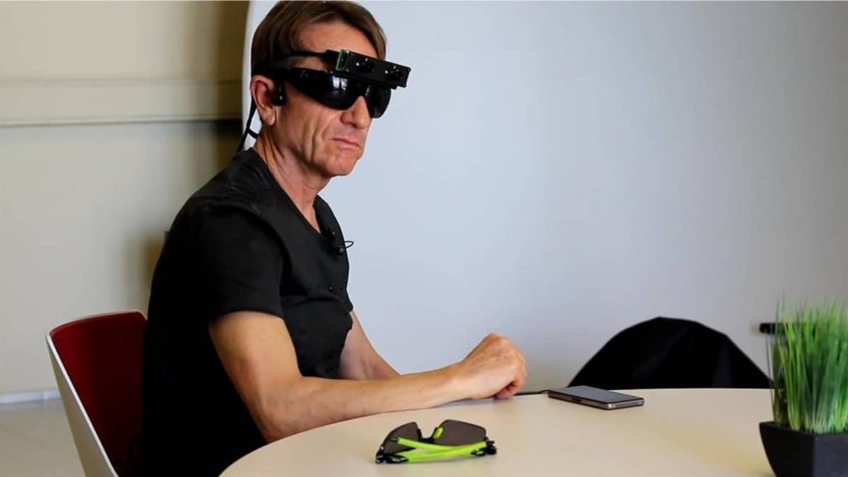 Así funcionan los lentes inteligentes que sonifican los objetos para las personas con discapacidad visual 