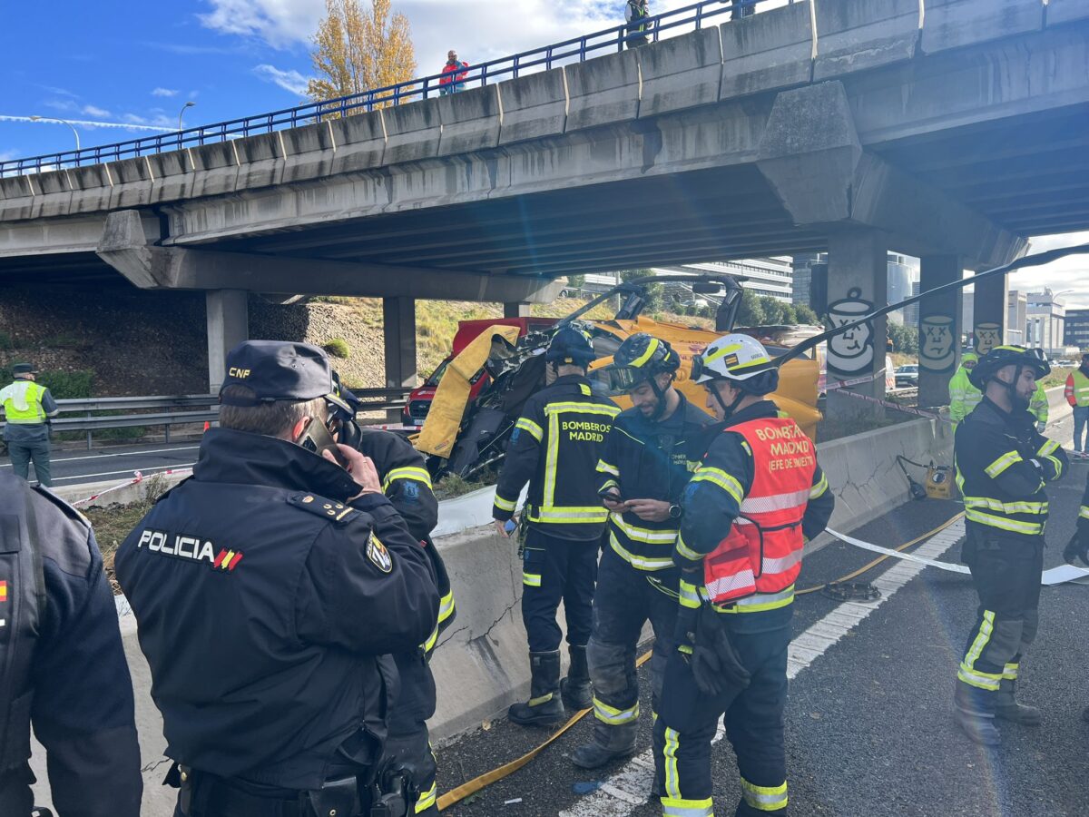 Un helicóptero se estrelló en una autopista de Madrid: lo que se sabe
