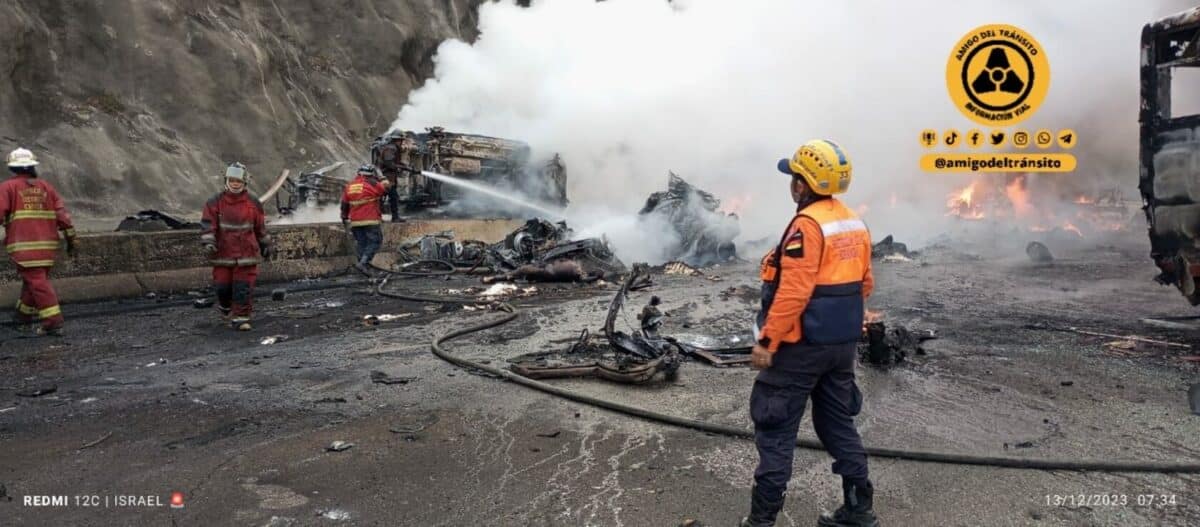 Las impactantes imágenes de la explosión de gandola en la autopista Gran Mariscal de Ayacucho