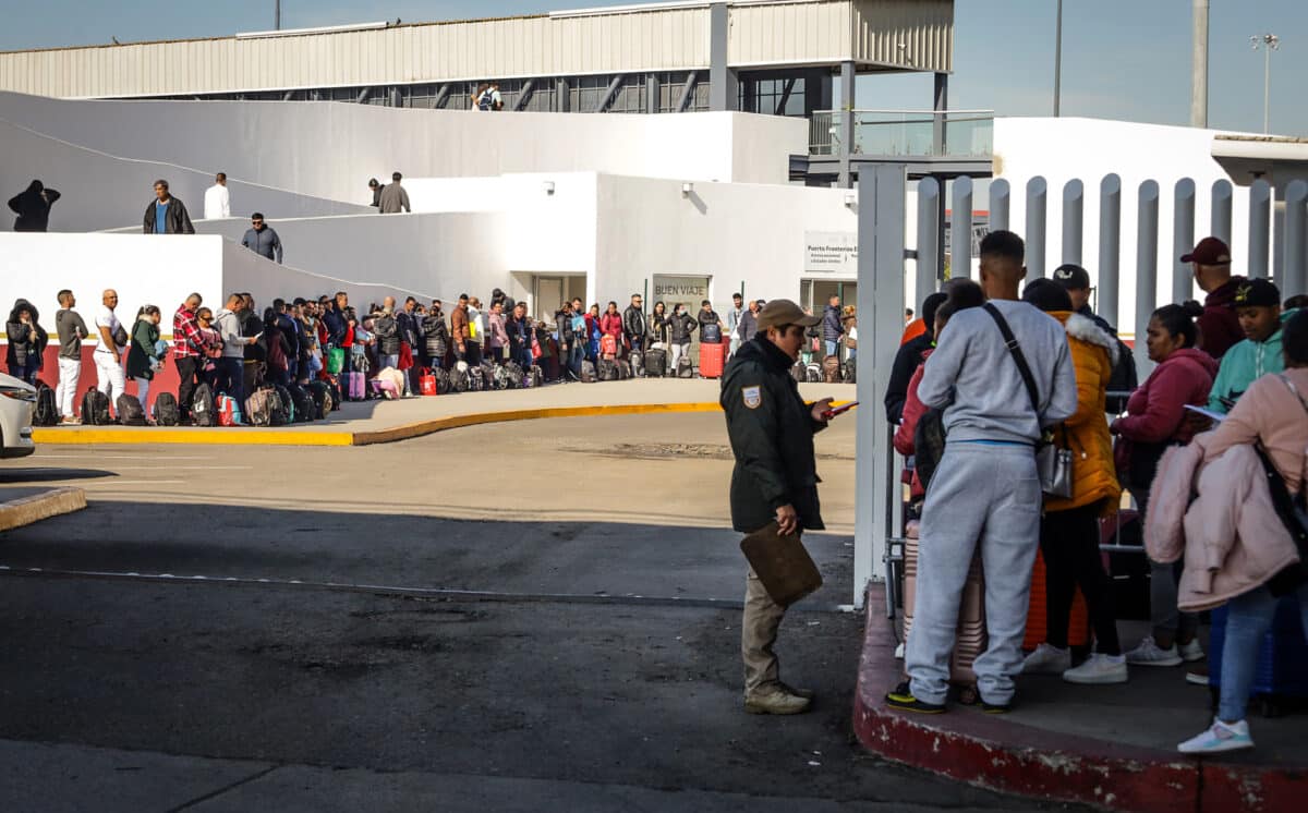 Migrantes pagan hasta 40 mil dólares por “paquetes de amparos” para llegar a la frontera de México