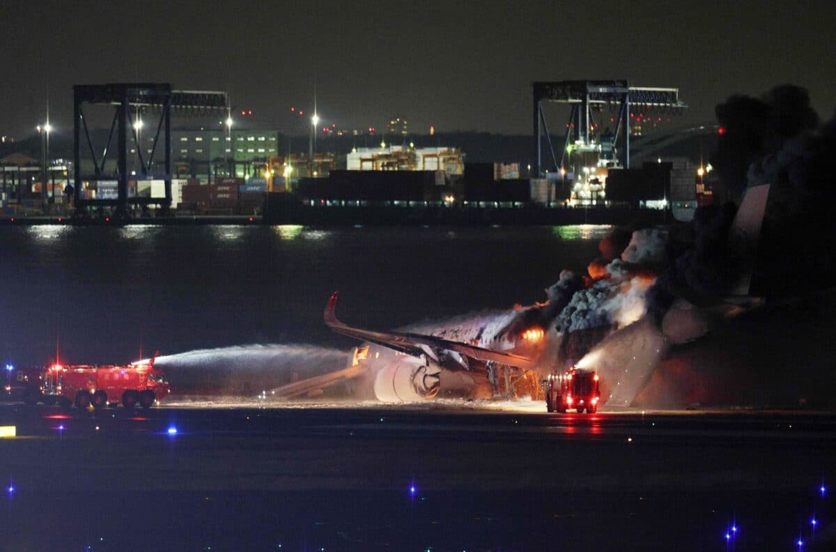 Al menos 5 personas murieron tras el choque de dos aviones en Japón