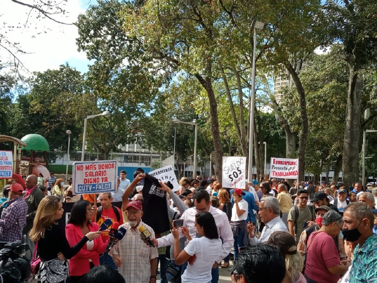 Docentes y trabajadores públicos exigen salarios justos en el centro de Caracas