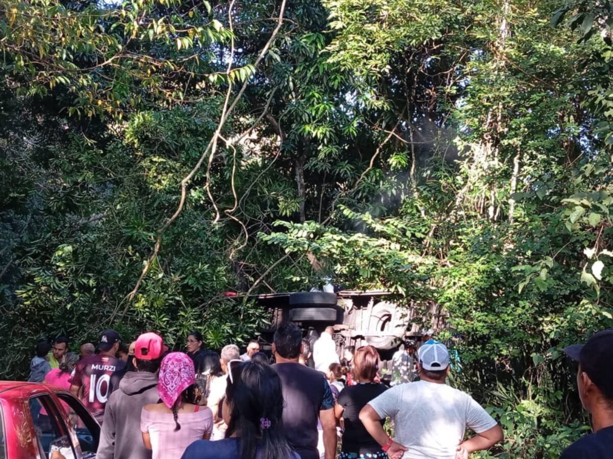Accidente en la carretera hacia Ocumare de la Costa: más de 20 personas resultaron heridas