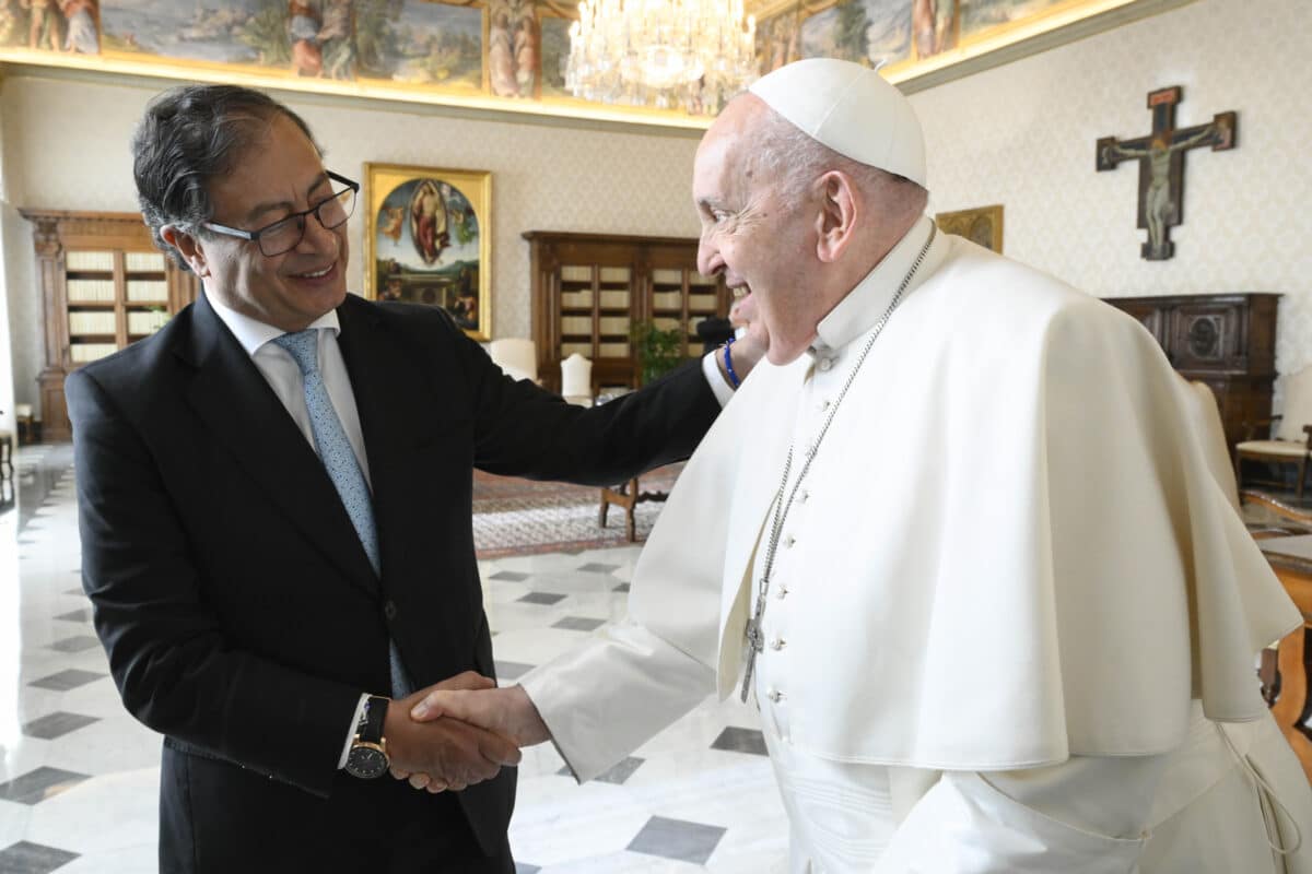 Petro propuso realizar negociaciones con el ELN en el Vaticano
