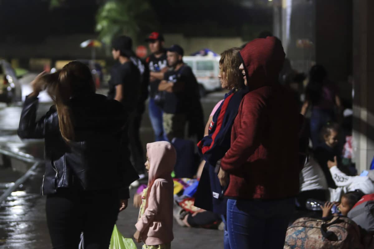 Unos 500 migrantes hondureños y venezolanos salen en caravana hacia EE UU desde Honduras
