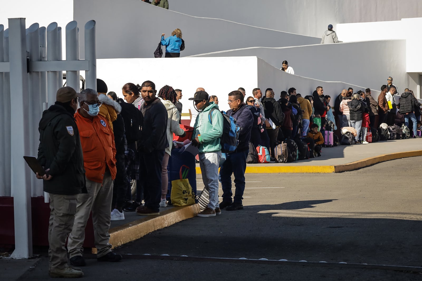 Migrantes pagan hasta 40 mil dólares por “paquetes de amparos” para llegar a la frontera de México