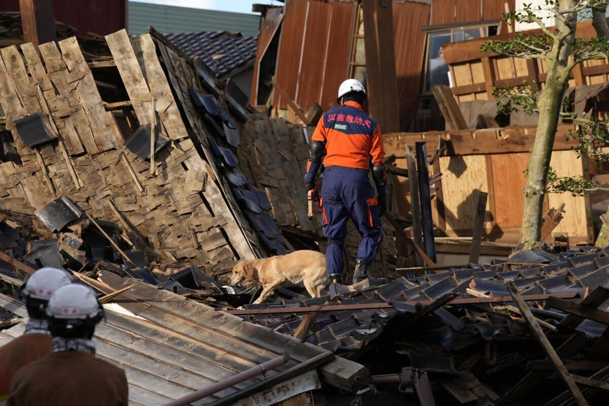 Rescataron a una mujer de 90 años atrapada en los escombros tras 5 días del terremoto en Japón 