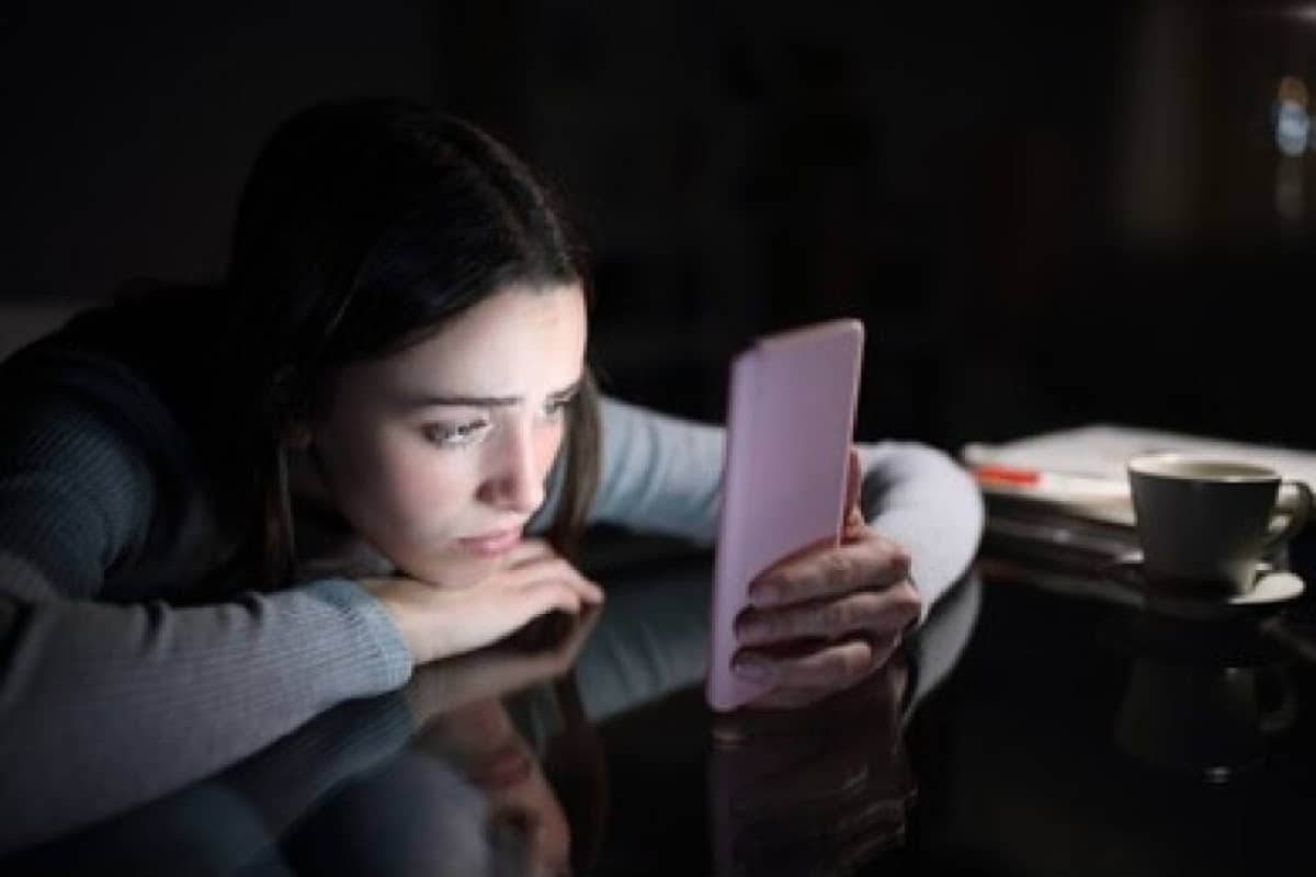 Los problemas de salud mental que podría causar el uso excesivo de pantallas en adultos  