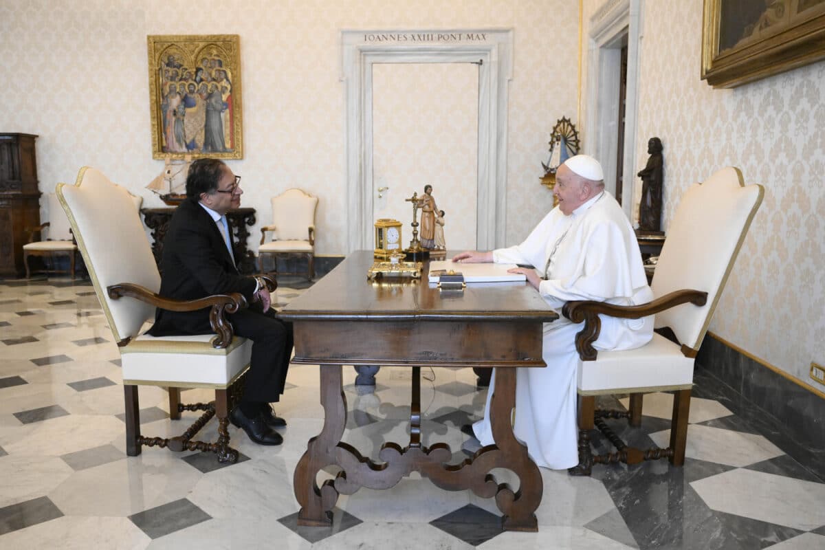Petro propuso realizar negociaciones con el ELN en el Vaticano
