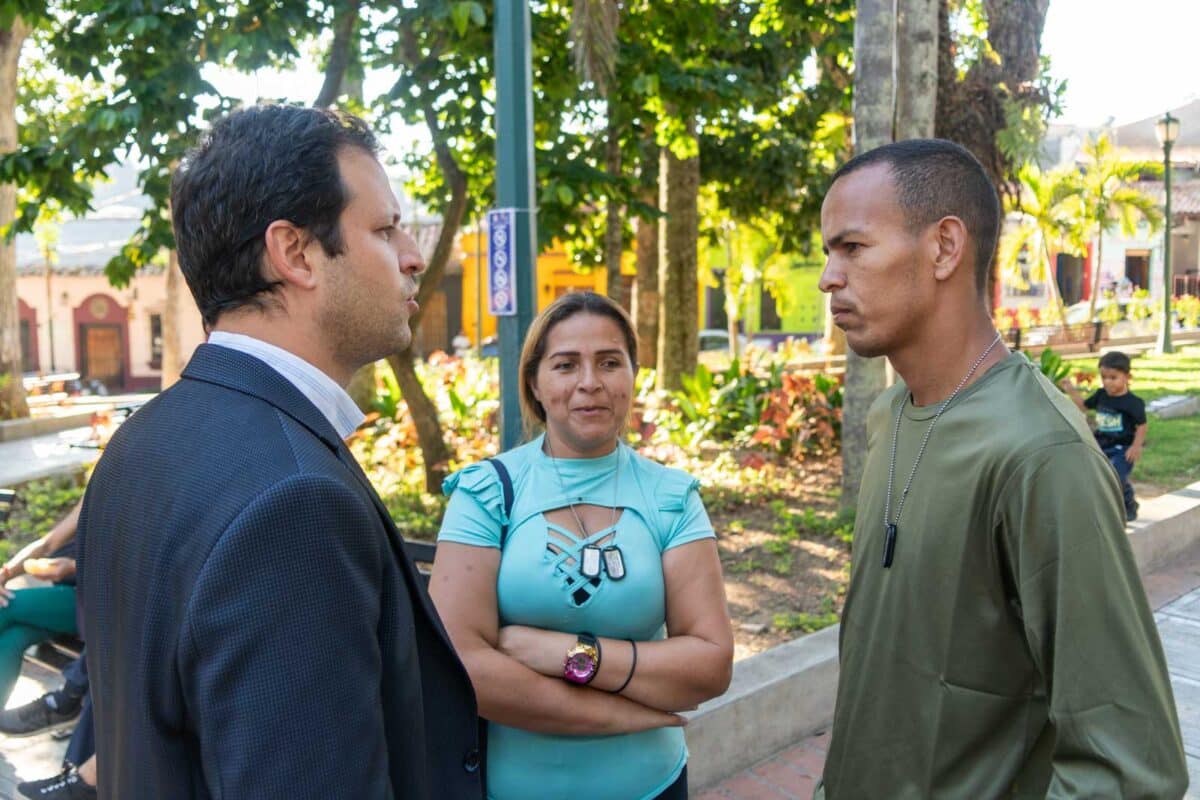 Entrevista a Elías Sayegh en la Plaza Bolívar de El Hatillo El Diario by José Daniel Ramos