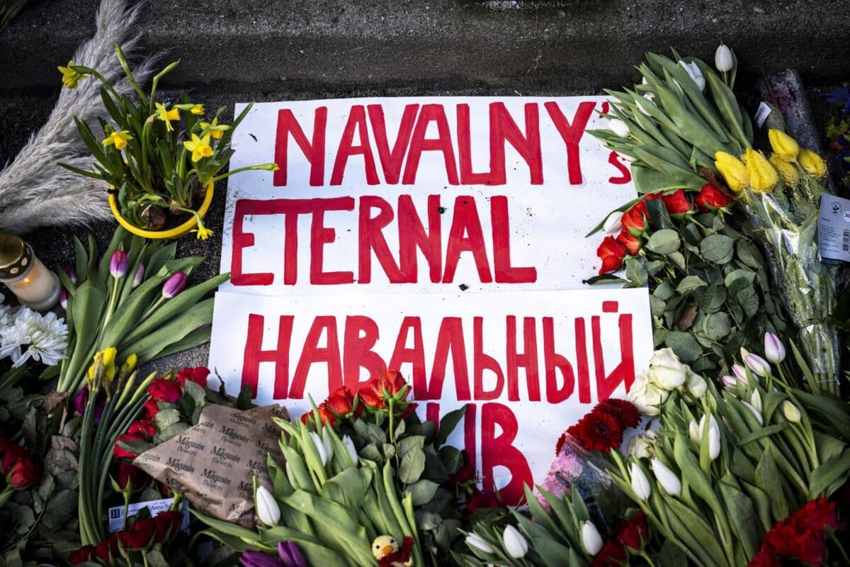 Más de docena de detenidos al intentar rendir tributo a Navalni en Moscú