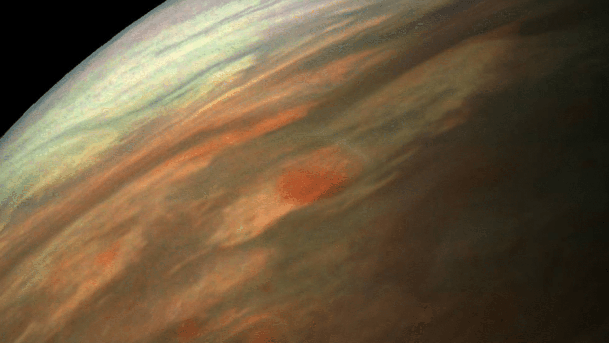 Sonda espacial de la NASA obtuvo imágenes de humo volcánico en na de Júpiter