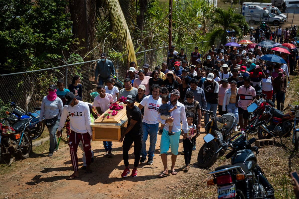 Familiares lloran a los muertos del derrumbe en la mina en Bolívar: “No hubo apoyo rápido”