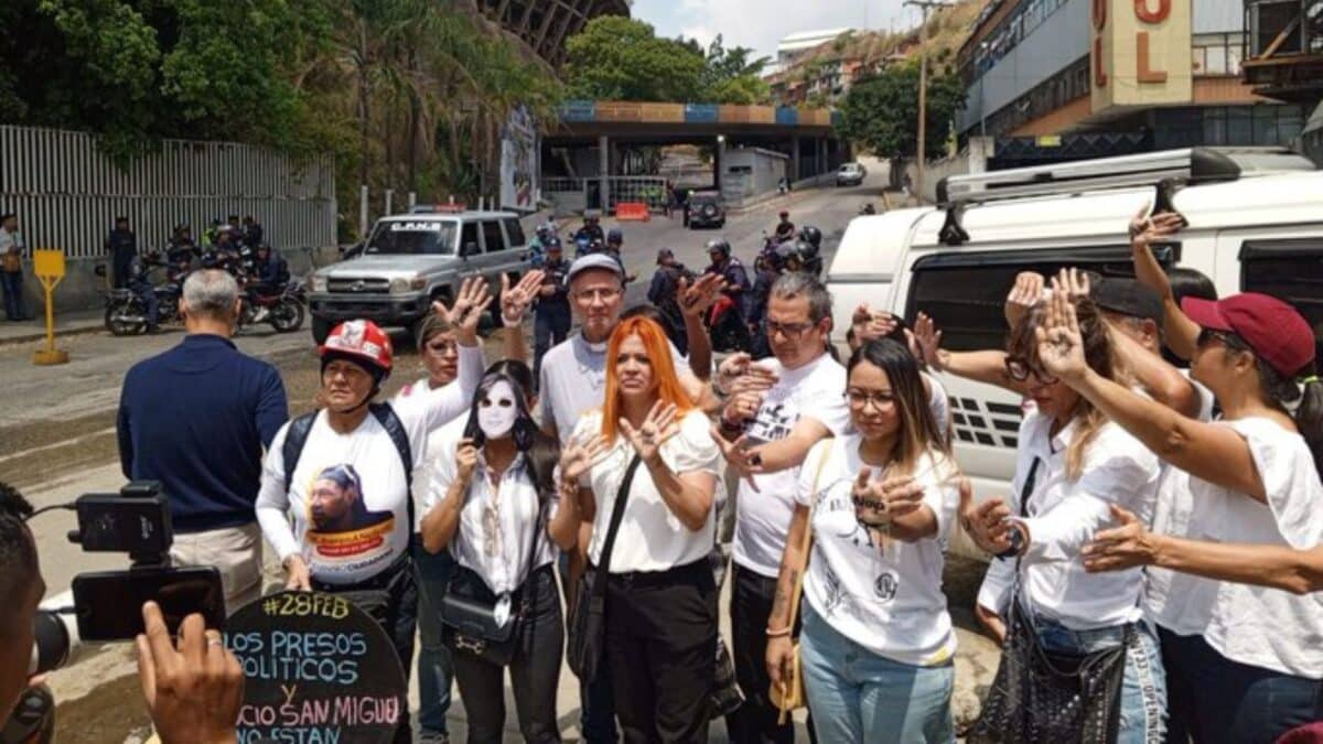 Activistas protestan cerca de El Helicoide para exigir la liberación de Rocío San Miguel