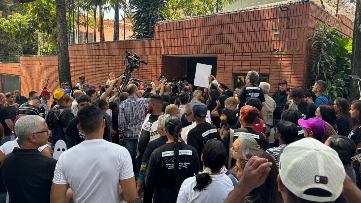 Activistas protestaron a las afueras de la Embajada de España en Venezuela para exigir la libertad de Rocío San Miguel
