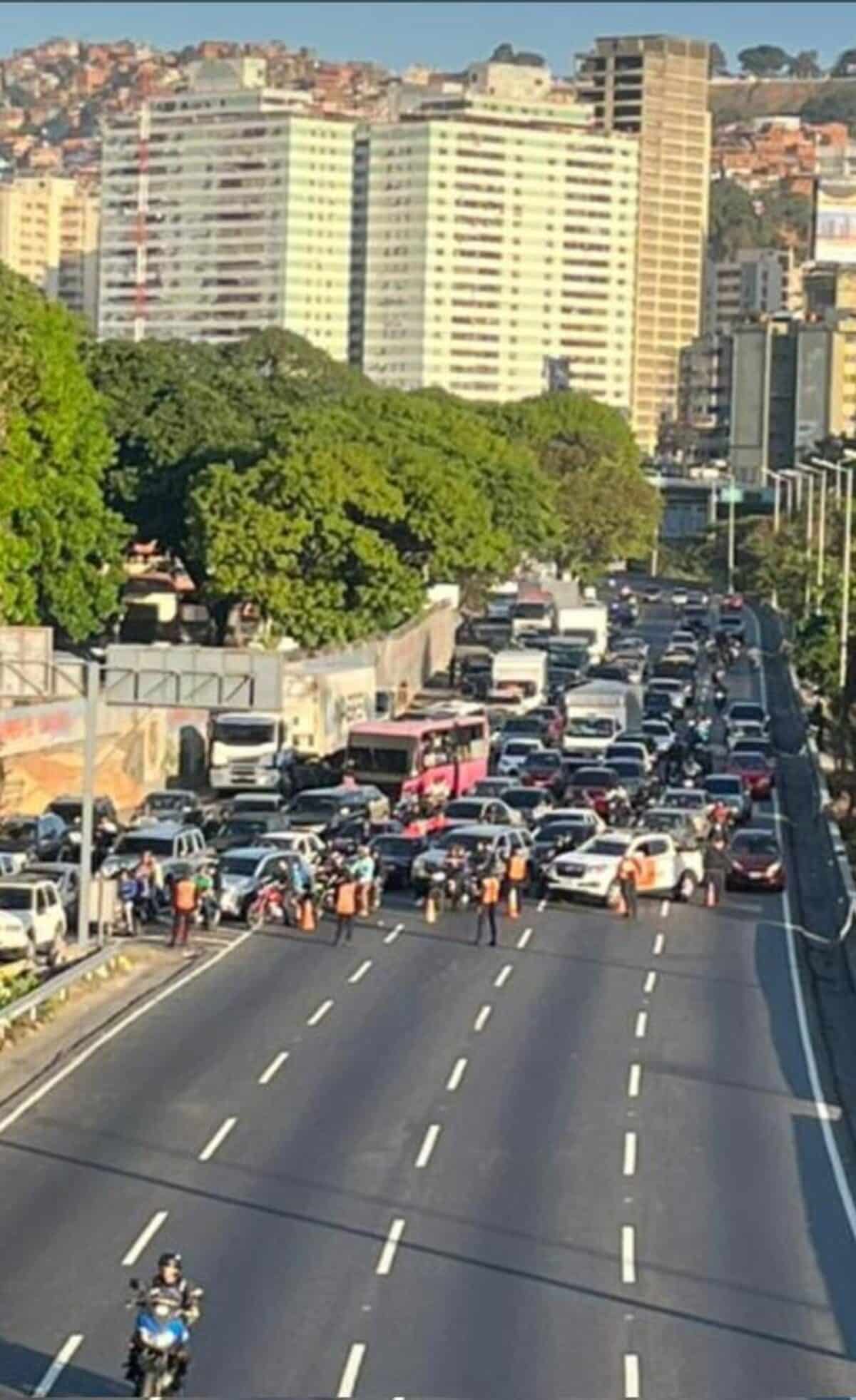 En imágenes: el cierre de la autopista Gran Cacique Guaicaipuro en Caracas