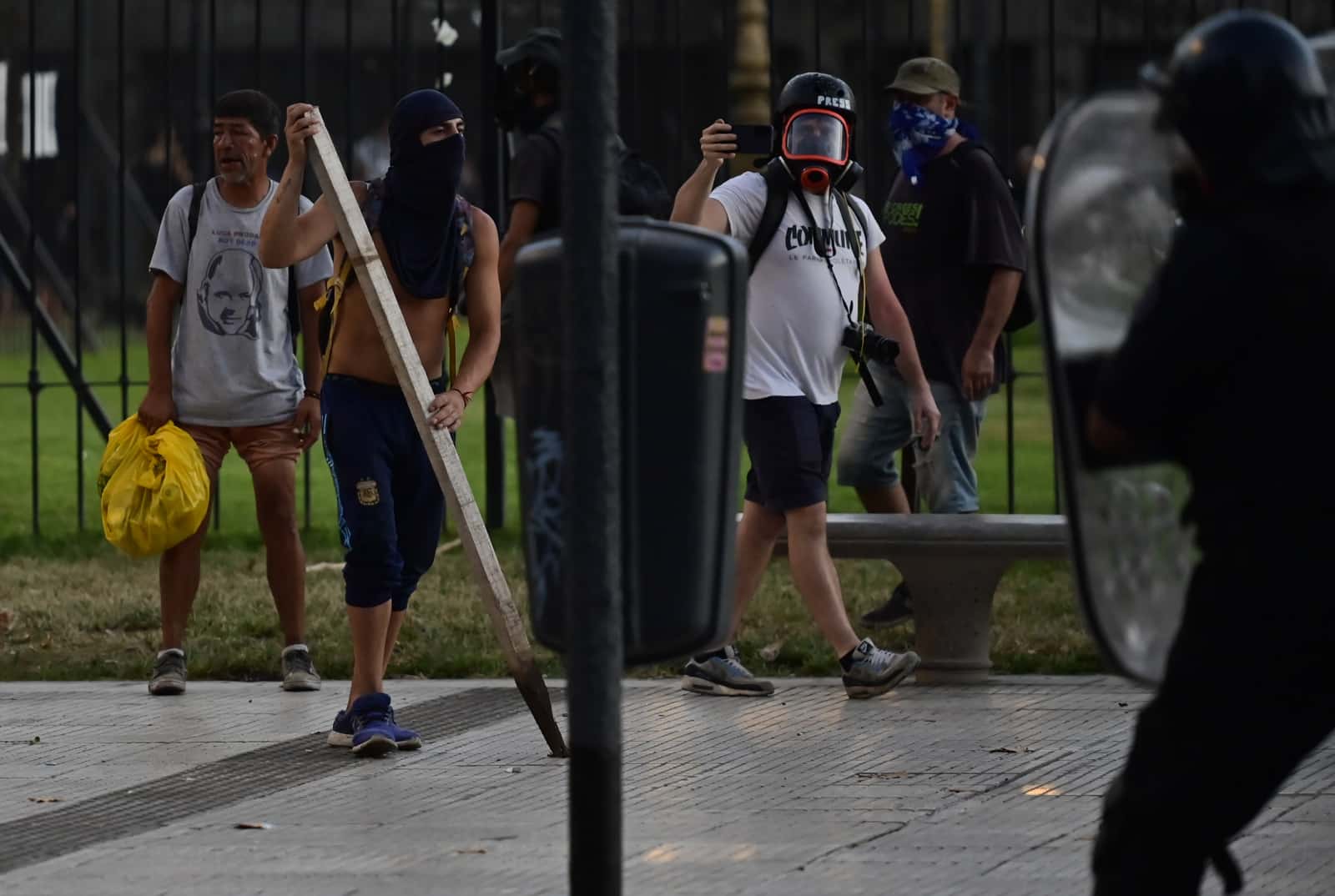 En imágenes: las protestas registradas cerca del Congreso argentino tras la aprobación de la ley ómnibus