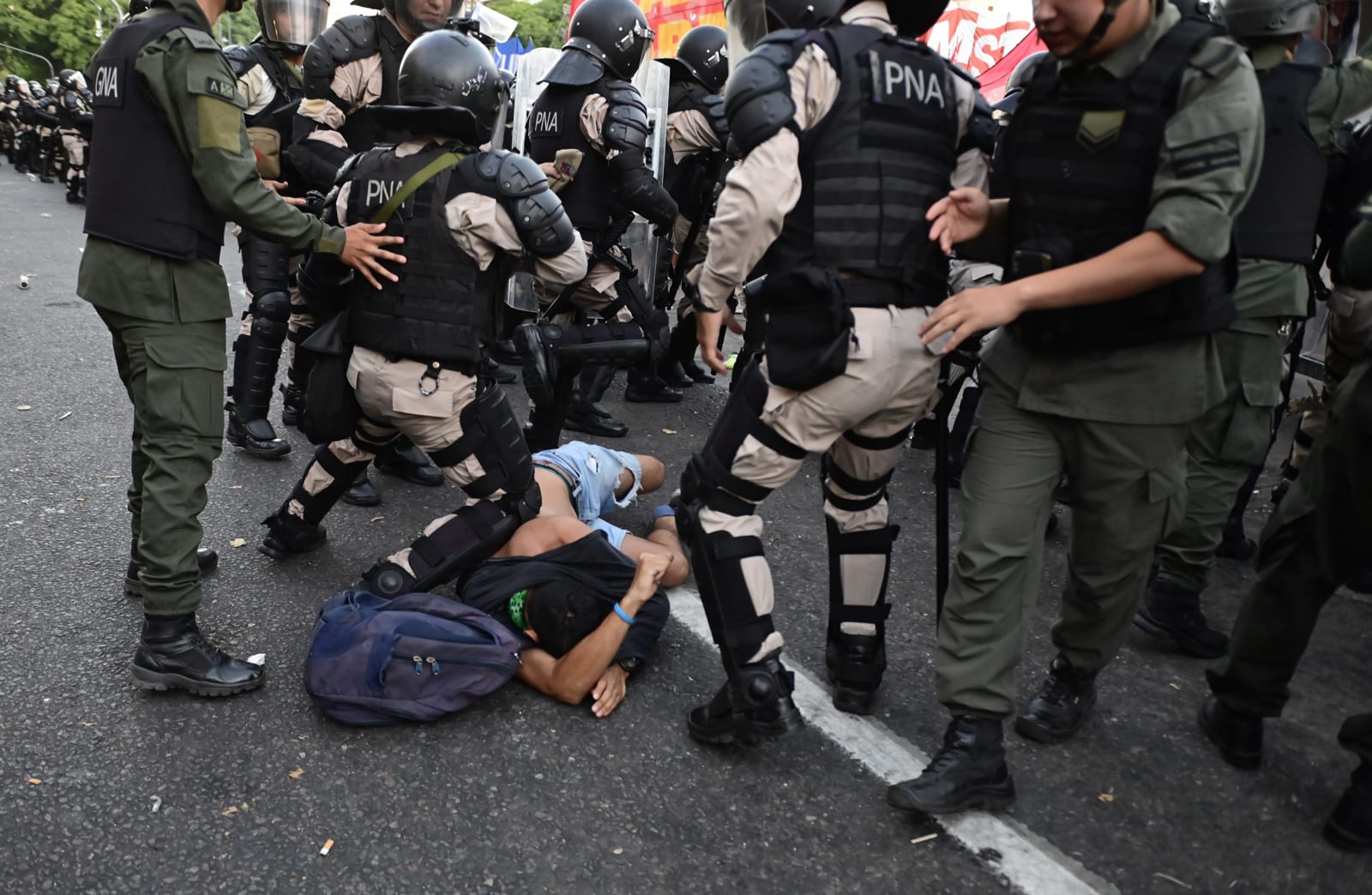En imágenes: las protestas registradas cerca del Congreso argentino tras la aprobación de la ley ómnibus