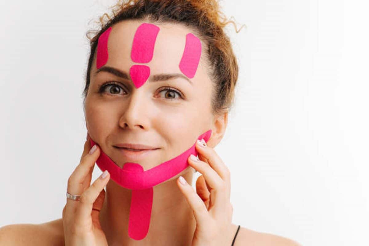 ¿Qué es el face taping, la técnica viral de usar cinta adhesiva en el rostro?