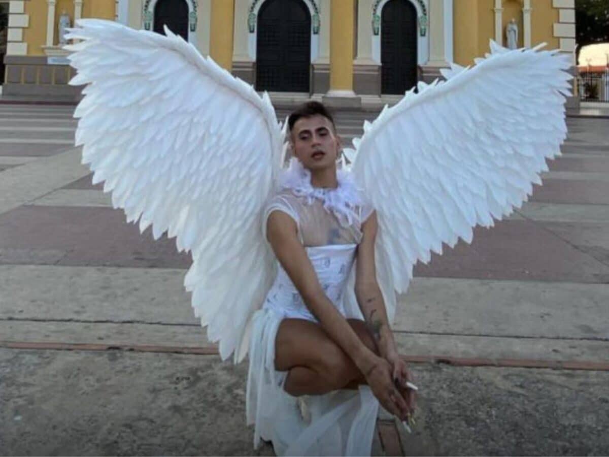 Excarcelaron al influencer que posó con alas de ángel en las afueras de una iglesia en Maracaibo: los detalles