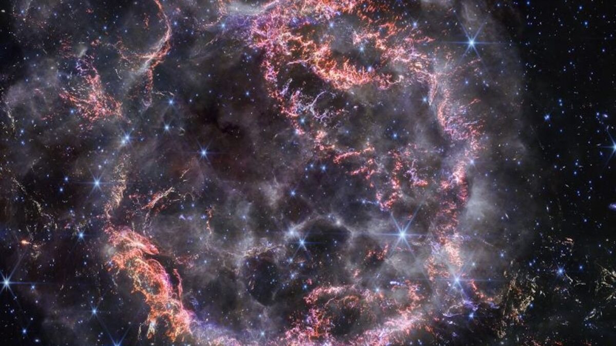 El telescopio espacial Webb descubrió lo que sucede tras la explosión de estrellas masivas