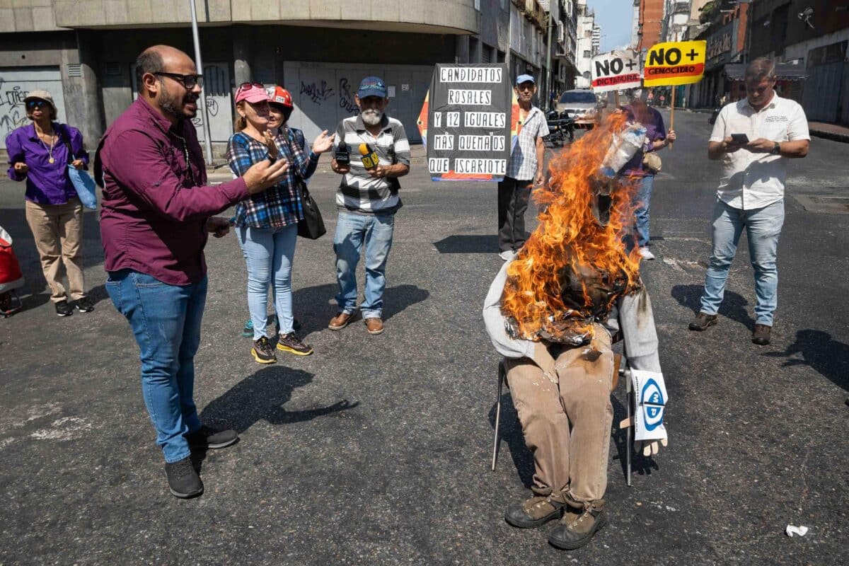 Imágenes de la Quema de Judas: venezolanos quemaron figuras de Rosales y de Maduro