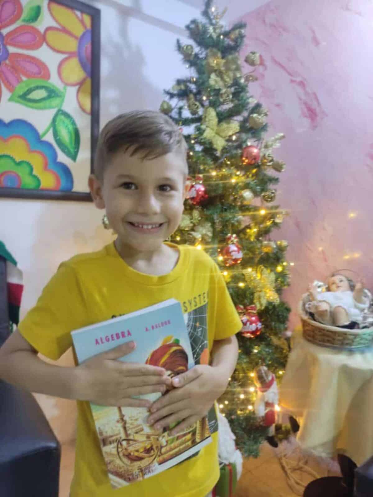 Mateo, el niño venezolano de 6 años que resuelve operaciones matemáticas en redes sociales