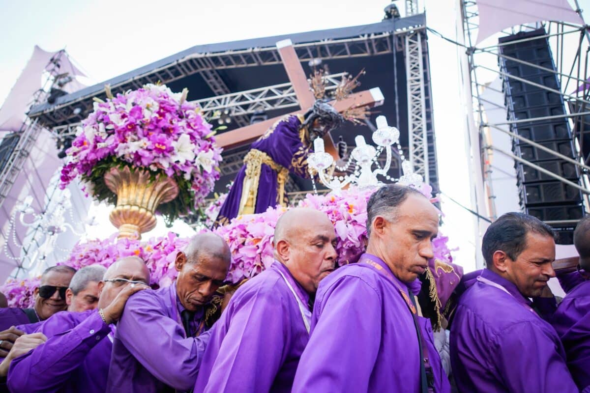 En imágenes: así transcurre la procesión del Nazareno en Caracas