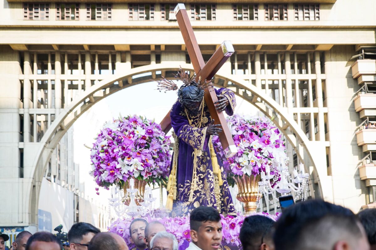 En imágenes: así transcurre la procesión del Nazareno en Caracas