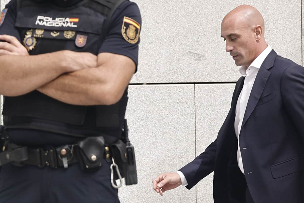 Fiscalía española pide dos años de cárcel para Luis Rubiales por el beso a Jenni Hermoso