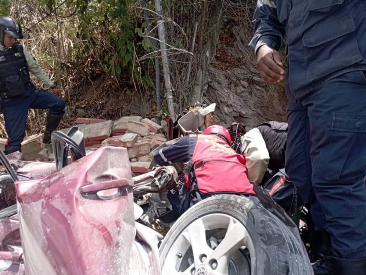 Al menos dos personas murieron en accidente de tránsito en El Marqués 