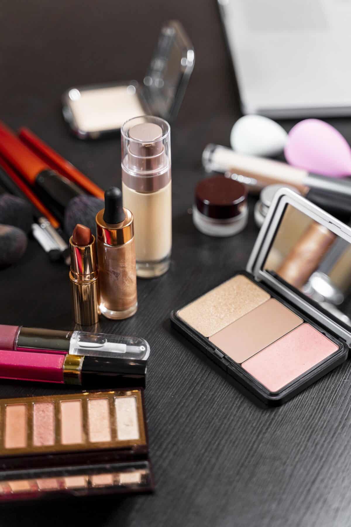¿Cuáles son los riesgos de usar maquillaje vencido?
