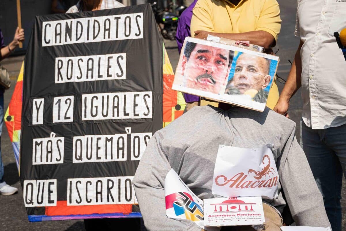 Imágenes de la Quema de Judas: venezolanos quemaron figuras de Rosales y de Maduro
