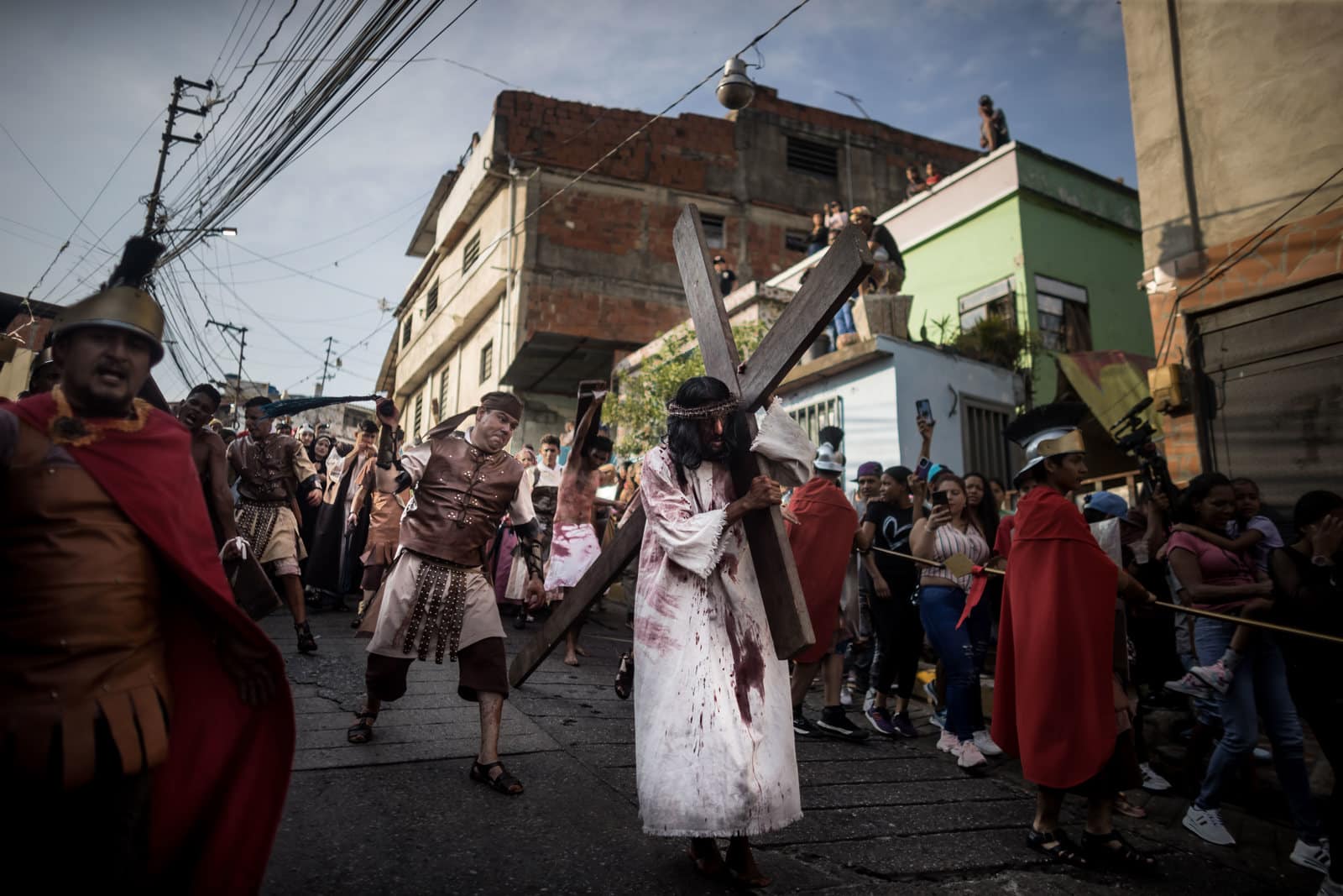 En imágenes: así los caraqueños escenificaron la tradición del viacrucis en Petare